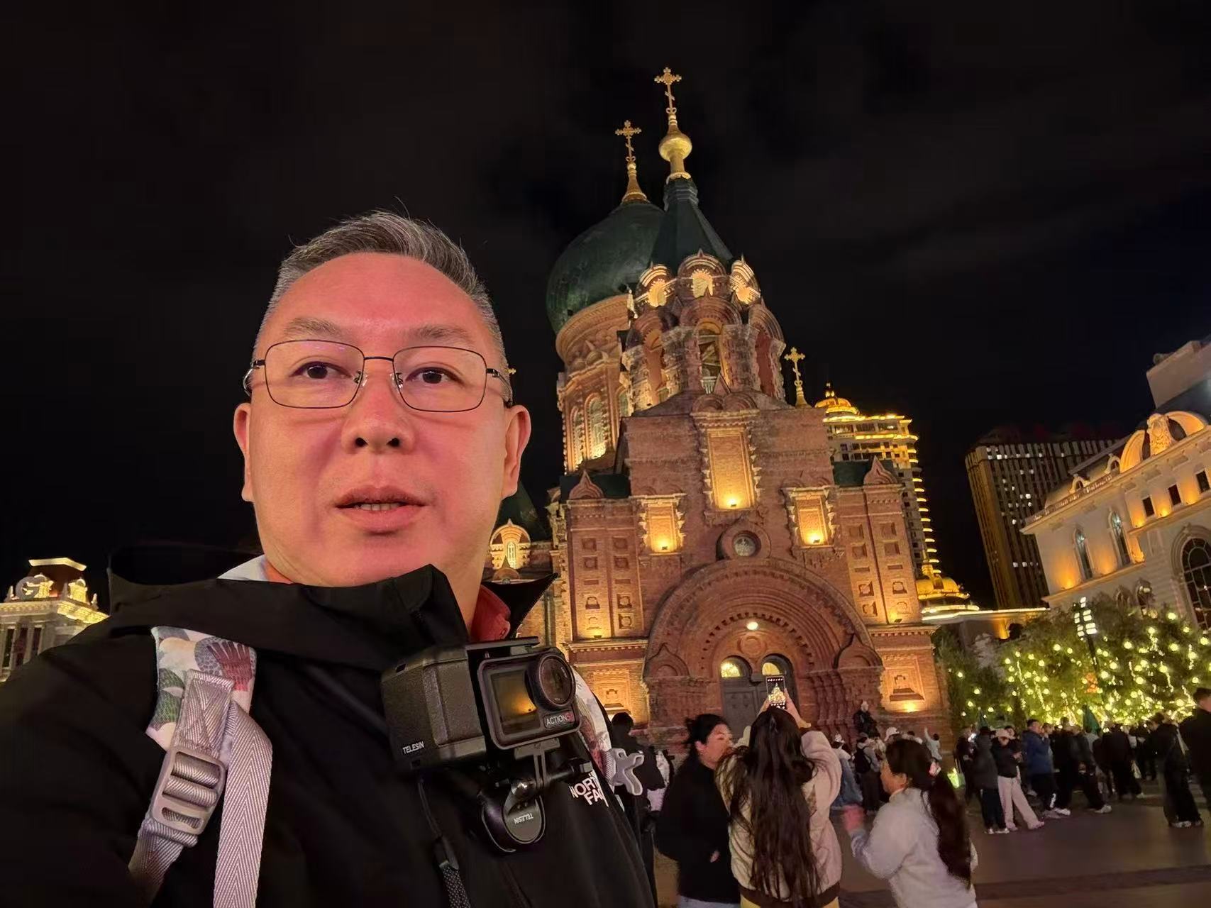 2026年10月1日，在哈尔滨圣索菲亚教堂前重拍的夜景自拍之一