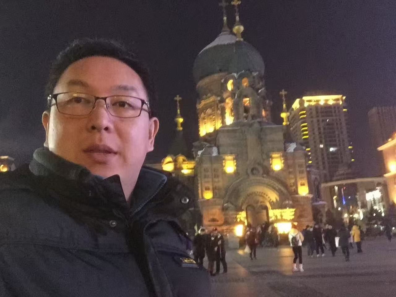 2017年12月，哈尔滨圣索菲亚教堂前的夜景自拍